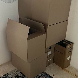 Boîtes 6–10, Moniteur x 2, Ordinateur x 1,  boxes of Clothes  x 5, Cafetière x 1