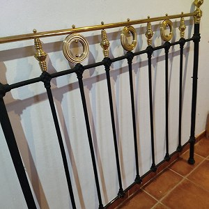 Mesa y 4 sillas jardín  x 1, Cabecero cama x 1