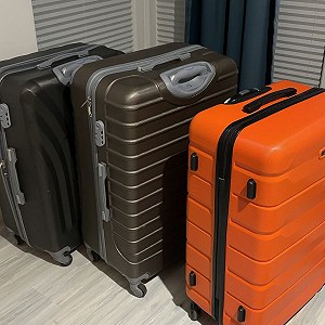 Boîtes 1–5, Large Suitcase x 3